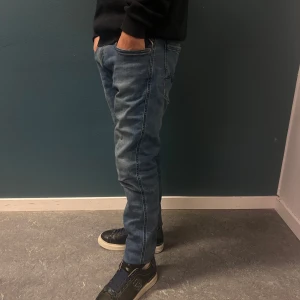Jeans från Anbass  - Snygga jeans från replay  Innerbenslängd: 85cm Midjemått: 42cm