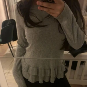 Tröja med volanger  - Jättegullig, fins volanger, Storlek L men uppskattas mer som M. Skön till våren.  Kolla gärna in mina andra publiceringar!