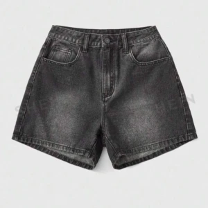 Svarta jeansshorts med tryck - Coola svarta jeansshorts/jorts med ett unikt dödskalletryck med vingar på bakfickorna. Mått: längd 38 cm. 