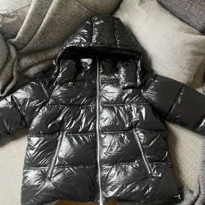 Vinterjacka  - En svart puffig vinterjacka i storlek M ifrån lager157 i modellen ”Lollo”💞Den är slutsåld i storlek M på hemsidan. Jackan är helt ny och aldrig använd och prislappen sitter kvar. 