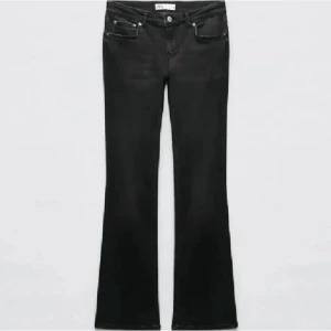 Svarta bootcut jeans - Snygga svarta bootcut jeans från Zara i mycket bra skick. De är lågmidjade och säljs inte längre