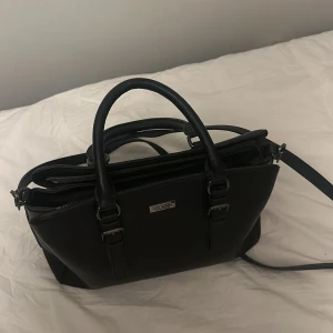 Don Donna väska - Jättefin handväska från don donna, perfekt storlek med crossbody axelband. Helt ny med nypris på 700kr. Pris går att diskutera!