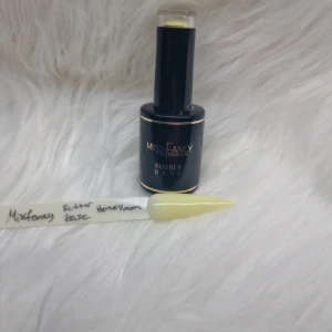 Miss Fancy Rubber Base Honeymoon - Säljer en flaska Miss Fancy Rubber Base i nyansen Honeymoon. Denna gellack har en mjuk, ljusgul ton och är perfekt för en naturlig look. Används med UV-lampa för bästa resultat. Perfekt för både proffs och hemmabruk!