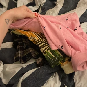 Rosa tröja med små broderade detaljer - Säljer en söt rosa tröja med små broderade detaljer och även 2 till med andra färger, Perfekt för en avslappnad stil och passar bra till både jeans och kjol. Tröjan har ribbade muddar vid ärmslut och nederkant. Superfin för vår och sommar! Skriv gärna och tar Swish för att inte sitta och krångla med gmail jag skickar dem direkt, tack! 40kr styck! 