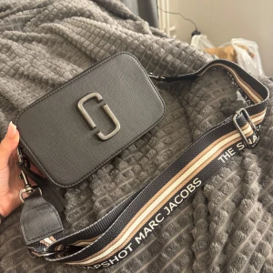 Väska  - En falsk Marc Jacobs väska från Turkiet som aldrig kommit till användning! Pris kan diskuteras!