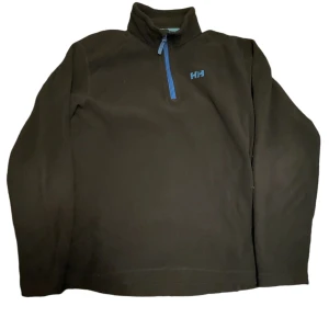 Vintage Helly Hansen fleece - Vintage Mörkblå helly hansen fleece i junior Storlek (typ S i dam storlek).