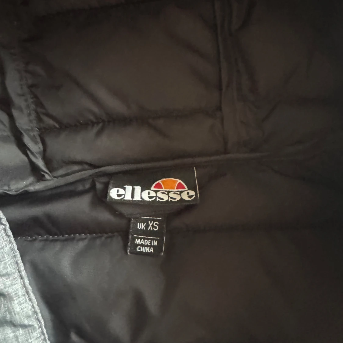 Grå dunjacka från Ellesse - 90