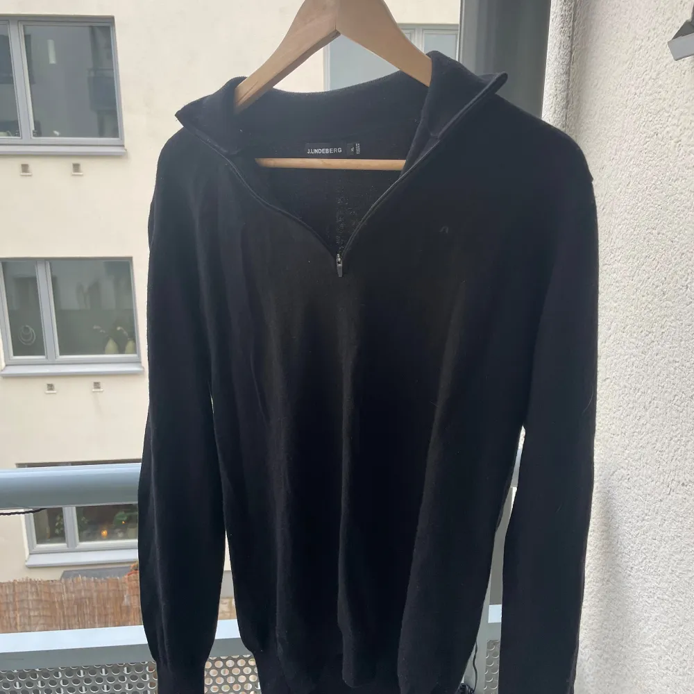 Väldigt najs quarter zip från J.Lindeberg. Passar perfekt på mig som är 1.80. Fråga gärna om ni har frågor. Den är gjord på ull så den är väldigt skön och varm. Stickat.