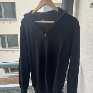 Fet J. Lindeberg quarter zip - Väldigt najs quarter zip från J.Lindeberg. Passar perfekt på mig som är 1.80. Fråga gärna om ni har frågor. Den är gjord på ull så den är väldigt skön och varm