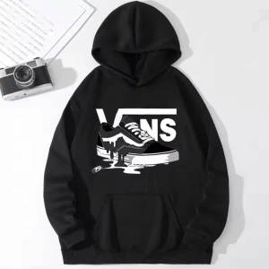 Svart hoodie med tryck från Vans - Cool svart hoodie från Vans med ett stort tryck av en sko och logotyp på framsidan. Perfekt för en avslappnad stil med en skön passform och huva. Helt oanvända och finns i storlek xs-L