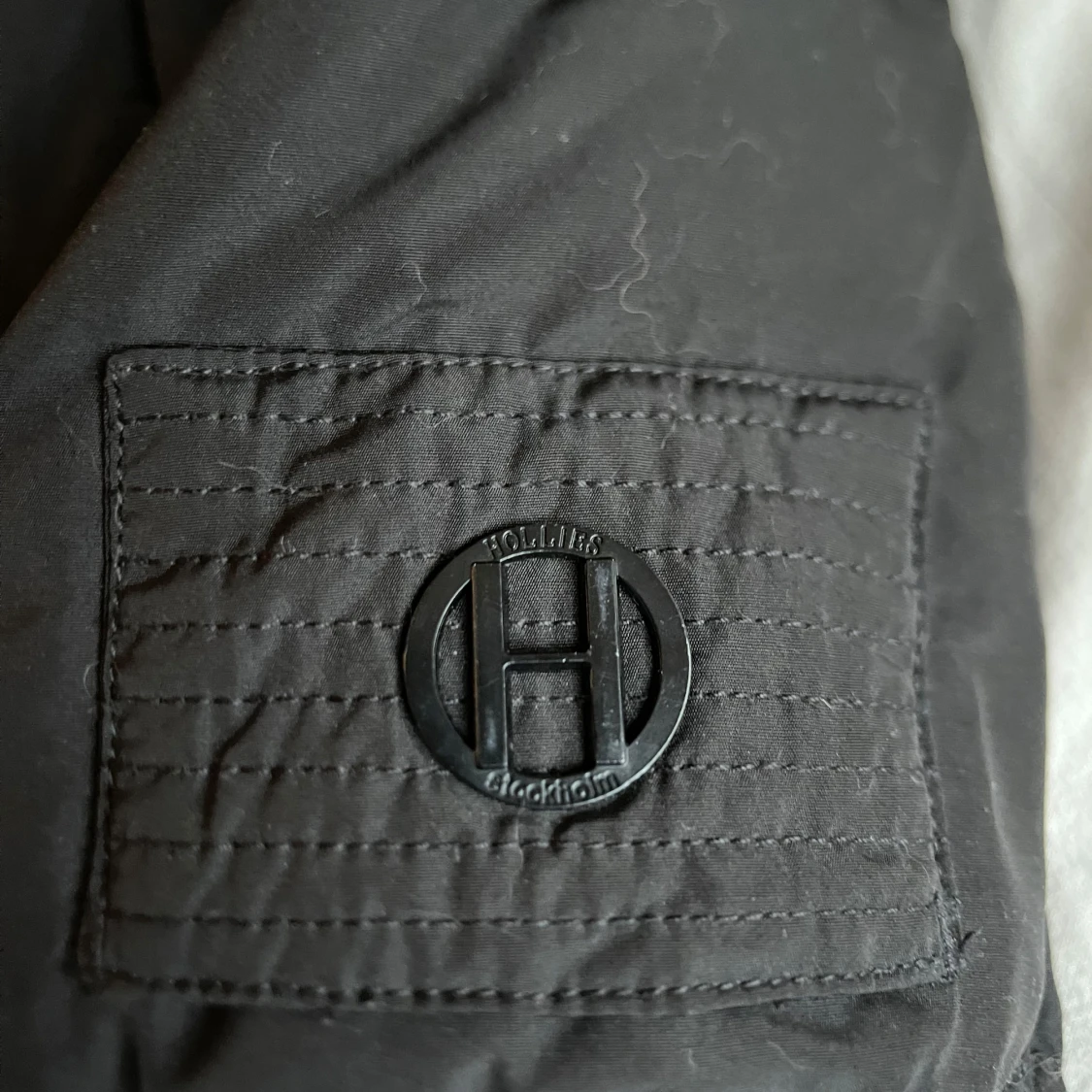 Svart dunjacka med päls från Hollies - 91