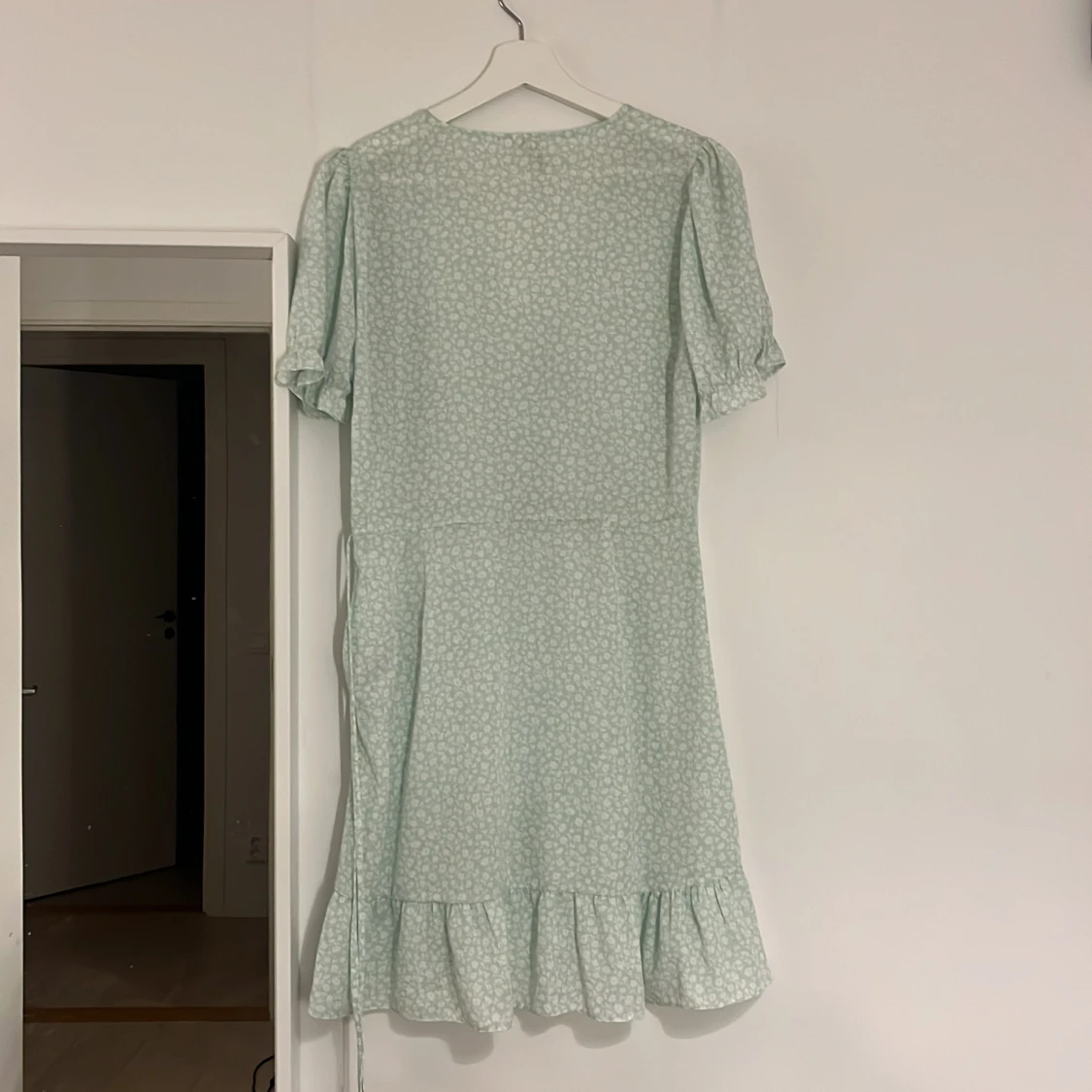 Ljusgrön blommig omlottklänning - 90