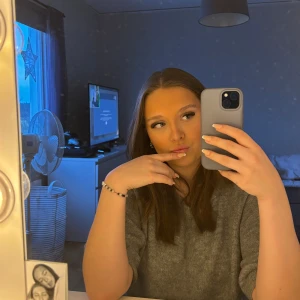 Grå tröja från 157 - Säljer en mysig grå tröja från 157. Perfekt för kyligare dagar med sin mjuka och bekväma design. Tröjan har en klassisk passform och är lätt att matcha med olika outfits. Har även klippt bort storleken av någon konstig anledning men den är i strorlek M