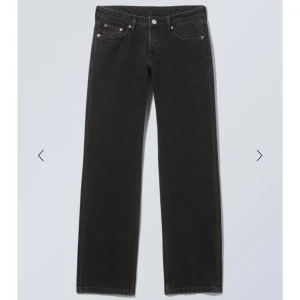 Arrow low waist jeans svart - i princip oanvända weekday jeans i modellen arrow low waist regular straight passform. Strl är 26/32. Används inte och säljer därför vidare ☺️ hör av dig om du har frågor! 