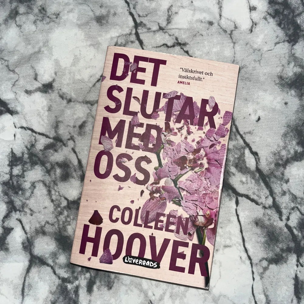 En gripande roman av Colleen Hoover som utforskar kärlekens komplexitet och svårigheter. Boken handlar om Lily som flyttar till Boston för att förverkliga sin dröm om att öppna en blomsterhandel. När hon träffar Ryle, en charmig kirurg, förändras hennes liv. Men gamla känslor och hemligheter hotar deras lycka. Booktok boken som även blivit till film! Perfekt för dig som älskar känslosamma berättelser. Pocketformat. ☺️. Böcker.