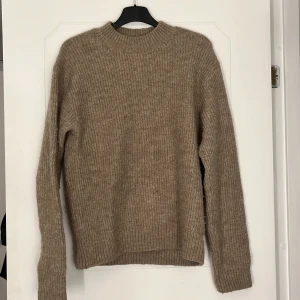 Beige stickad tröja  - Säljer  beige stickad tröja i xs nästan aldrig använd