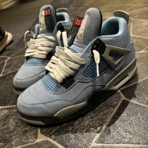 Jordan 4 university blue - Säljer ett par snygga jordan 4 university blue. Perfekta för både vardag och fest! Skorna är i mycket bra skick och redo för nya äventyr.