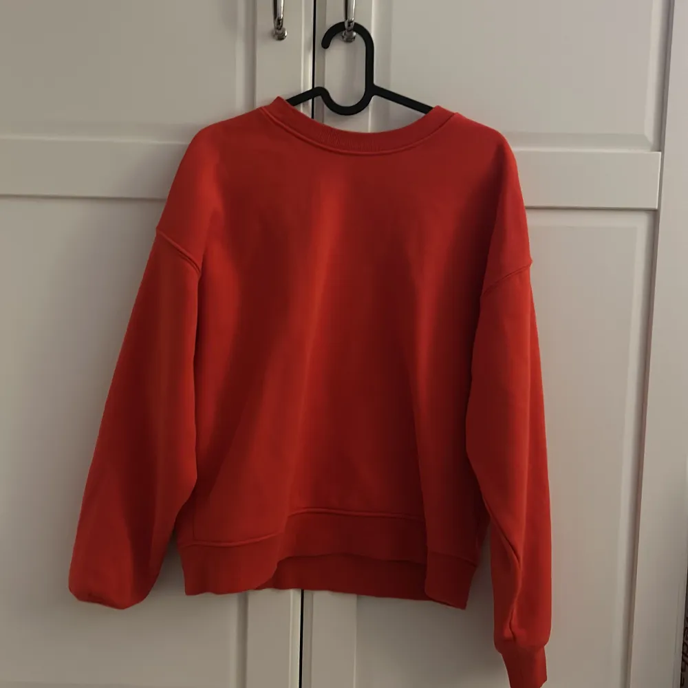 Säljer en snygg röd sweatshirt i bra skick. Perfekt för höst och vinter! . Hupparit & Collegepaidat.