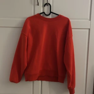 Röd sweatshirt - Säljer en snygg röd sweatshirt i bra skick. Perfekt för höst och vinter! 