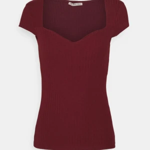 Vinröd ribbad topp - Super snygg vinröd tröja ifrån Anna Field i storlek S, haft på mig cirka 3-5 gånger. Kan tänka mig att sälja för mindre 