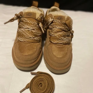 UGG Lowmel Chestnut - Säljer helt nya och oanvända UGG Lowmel i en elegant beige färg. Dessa vinterskor är både stilrena och praktiska med en vattenavvisande design och bekväm passform. Perfekta för att hålla dig varm och snygg under hela vintern – en eftertraktad modell som passar till alla tillfällen!