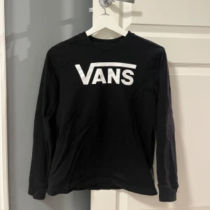 Svart långärmad tröja från Vans - Säljer en svart långärmad tröja från Vans i storlek XS. Tröjan är i bra skick och nästintill aldrig använd och trycket är i bra skick! 
