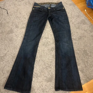 Guess Lågmidjade bootcut jeans  - Säljer dessa absolut världens snyggaste jeans från guess då de är för små för mig. Jag är 170 cm lång för referens och midjemåttet är 38 cm. De är vintage och har så fina unika bakfickor😍