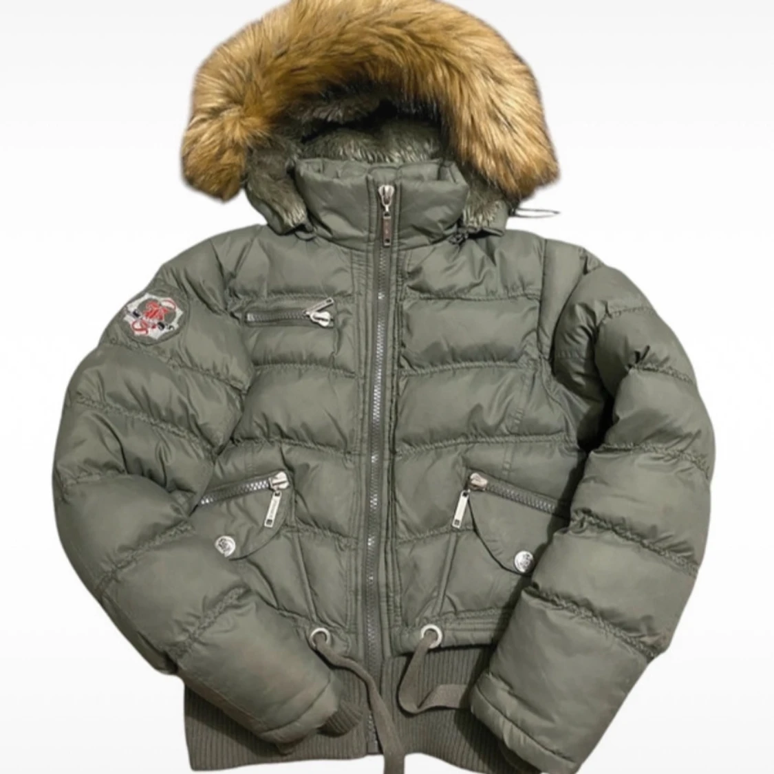 Grön dunjacka med pälskrage