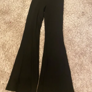 Utsvängda byxor - Super fina, säljer eftersom att dom är för korta 💓 tvättar såklart innan jag postar 