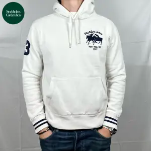 Hoodie från Polo Ralph Lauren | Storlek: M (sitter som S) - Skicket på huvtröjan är väldigt bra utan defekter - Vårat pris: 649kr - Nypris: 2,299kr - Modellen är 185cm och väger 80kg. 