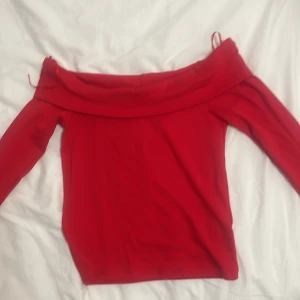 Röd offshoulder topp från FB Sister - Säljer en snygg röd offshoulder topp från New YORKER! Perfekt för festliga tillfällen med sin stilrena design. Toppen har långa ärmar och en bekväm passform. Passar perfekt till både jeans och kjol. Hör av dig vid intresse! ❤️