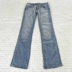 Skitsnygga jätte lågmidjade jeans (true religion) - Jätte snygga lågmidjade jeans som jag tänker på att sälja om nån vill sätta ett pris på det🤍 jag tror att det är en vintage true religion jeans efter som lapparna är borta men såg ett par exakt liladan som va true religion 🥰