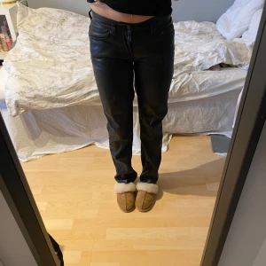 Svarta skinnbyxor - Säljer ett par svarta skinnbyxor i jätte bra skick, knappt använda❤️