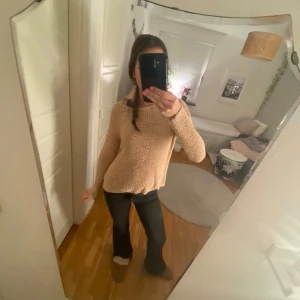 Beige stickad tröja från PEP - Säljer en supermysig beige stickad tröja från PEP. Perfekt för höst och vinter med sin varma och bekväma passform. Tröjan har långa ärmar och en avslappnad stil som passar både till vardags och mysiga hemmakvällar. Står storlek L skulle säga mer åt M eller t.o.m. S😊