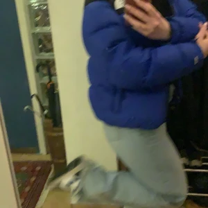 Blå pufferjacka  - Säljer en snygg blå pufferjacka från märket north face i mycket bra skick. Den är perfekt för kalla dagar och har en skön passform. Jackan har en dragkedja framtill och är långärmad. Perfekt för vintern och hösten!