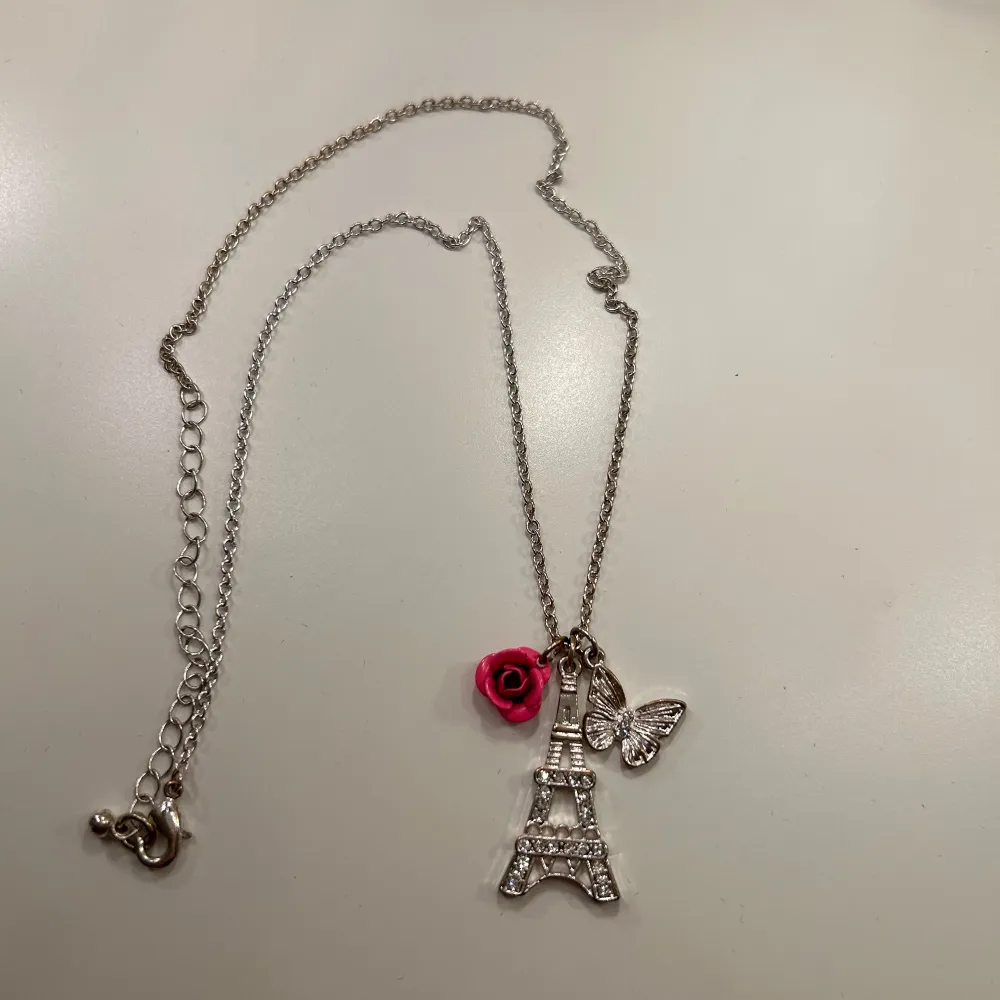 Säljer dessa halsband då de inte används. Vet inte vart de är ifrån. Säljer de för 10kr styck . Asusteet.