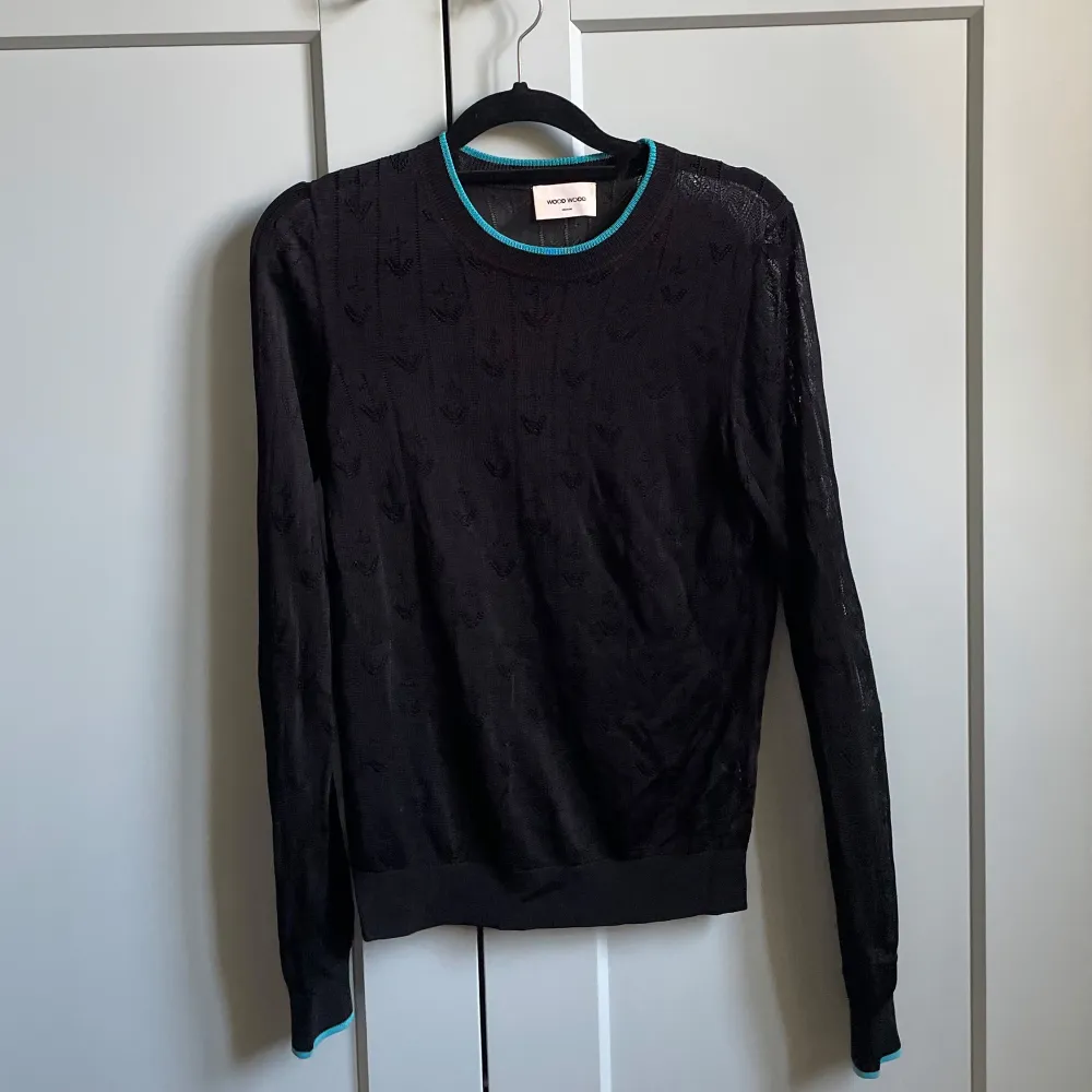 Black Knit Sweatshirt with Knit Anchor detail  Turquoise Blue color trim  Best Fits Size M . Tröjor & Koftor.