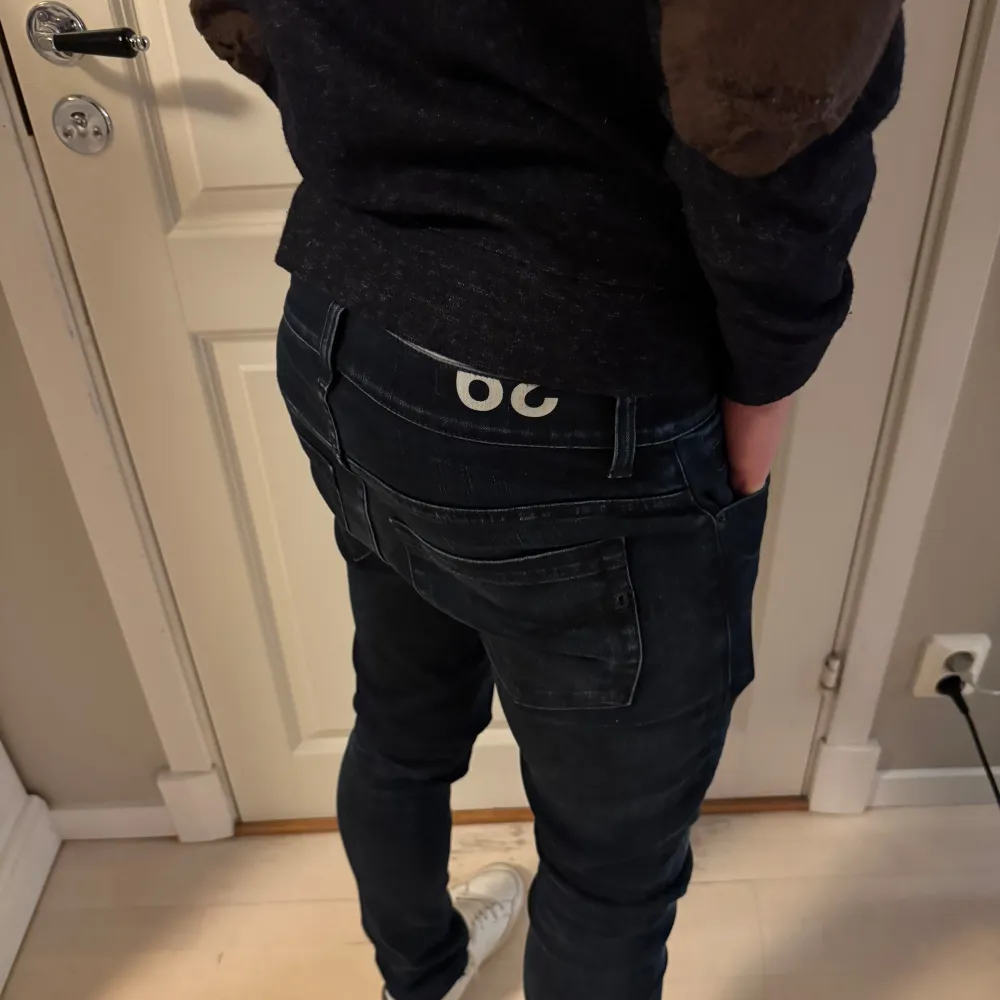 Dondup jeans modell George - Färg: Mörkblå - Skick 9,7/10, knappt använda - Storlek: 29 - Nypris: 3000-4000 kr - Mitt pris: 1199 - Snygga jeans med unik tvätt och färg! Kontakta vid frågor🙂. Jeans & Byxor.