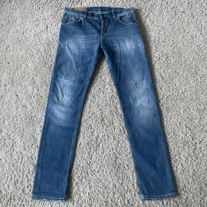 Dondup Jeans - Ett par riktigt schyssta jeans från Dondup. Använda fåtal gånger så skicket är mer än bra! Passformen är slim fit och nypris ligger runt 3000kr. Hör av dig vid frågor och funderingar🙌🏼