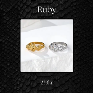 Ring - Ring i rostfritt stål, kommer i 3 storlekar (6/S, 7/M, 8/L), OLYMPIABUTIK.SE 🖤