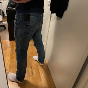 Blå jeans från Replay - Säljer ett par snygga blå jeans från Replay i bra skick. Modell Anbass. Storlek 31/32. Bra skick med 😃 Pris 469 kan diskuteras vid snabb affär. Hör gärna av dig vid fler funderingar och frågor kan även lösas mer bilder på osv! 😁