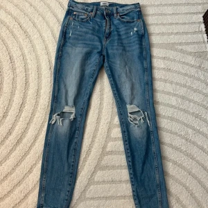 Blå jeans med slitningar - Snygga blå jeans från Lager 157 med slitningar på knäna. 