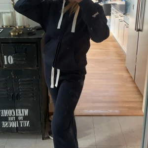 Russe merch dress  - Russe merch dress (båda delar) i storlek M (normal i storleken) i färgen Navy i väldigt bra skick