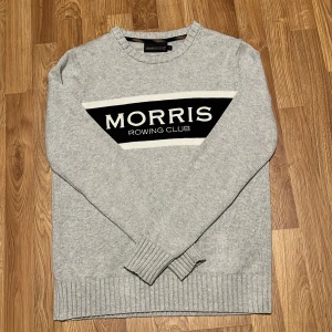 Morris Tröja Grå - Snygg Morris sweatshirt i mycket bra skick. Lite tajtare passform vilket jag själv tycker om. Kom med bud! 😁😁 tveka inte på att ställa frågor!😁
