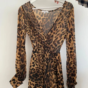 Leopardmönstrad klänning - Säljer en superfin leopardmönstrad klänning från Chiquelle storlek XS (passar S också)  Priset kan diskuteras! 