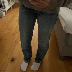 Straight mid waist jeans från zara - Säljer ett par blåa jeans från zara med rak passform🩷 kontakta mig om du vill har några frågor eller vill ha fler bilder🙌🏼
