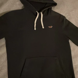 Hollister hoodie  - En fet hoodie från hollister i marinblått. Storlek Xs men är väldigt stor i storleken så passar S. Priset är inte ristat i sten!💫