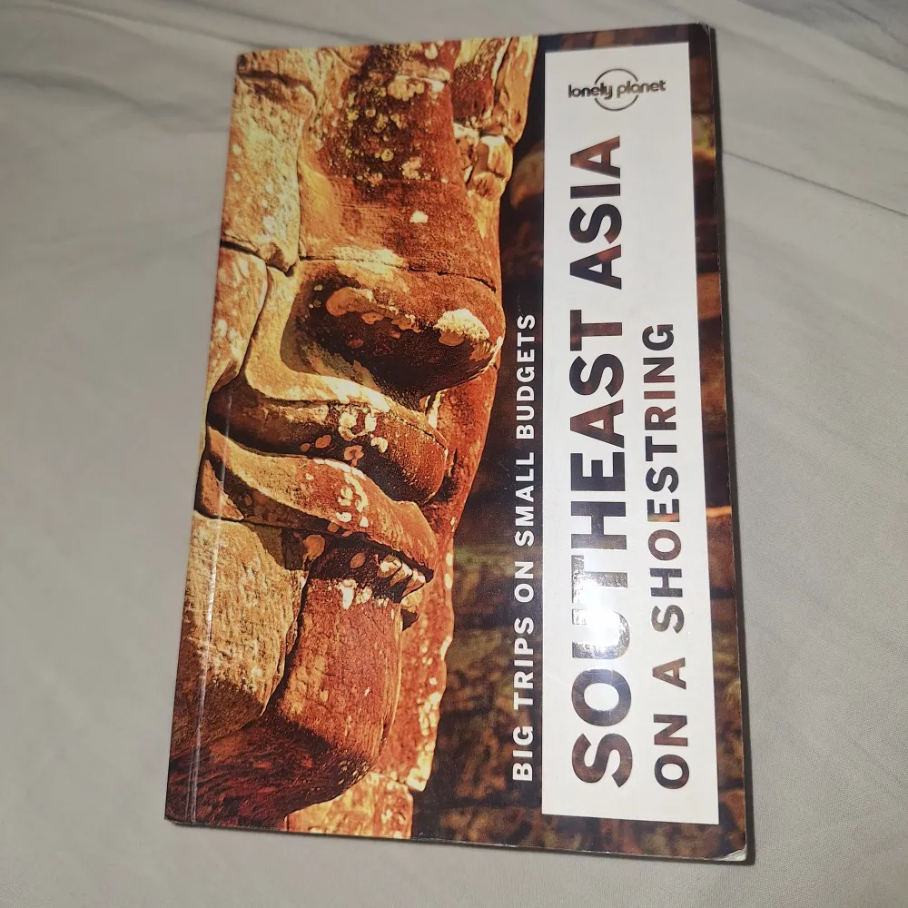 Reseguide från Lonely Planet för Sydostasien, perfekt för budgetresenärer. Boken täcker länder som Brunei, Kambodja, Indonesien, Laos, Malaysia, Myanmar, Filippinerna, Singapore, Thailand och Vietnam. Innehåller tips för att upptäcka dolda pärlor och planera den perfekta resan.. Böcker.