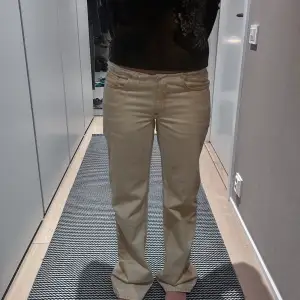Såååå himla coola jeans från WEEKDAY som är limited edition. Har en två små fläckar på frambenet. Men inget som drar uppmärksamhet💞💞