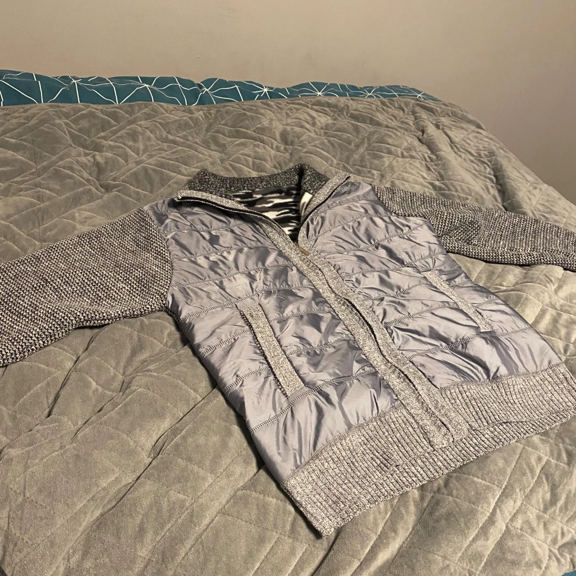 Grå cardigan med stickade ärmar